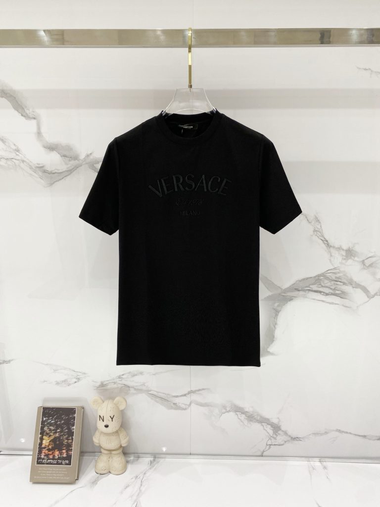 ブラックが映えるTシャツは日常で使いやすいか