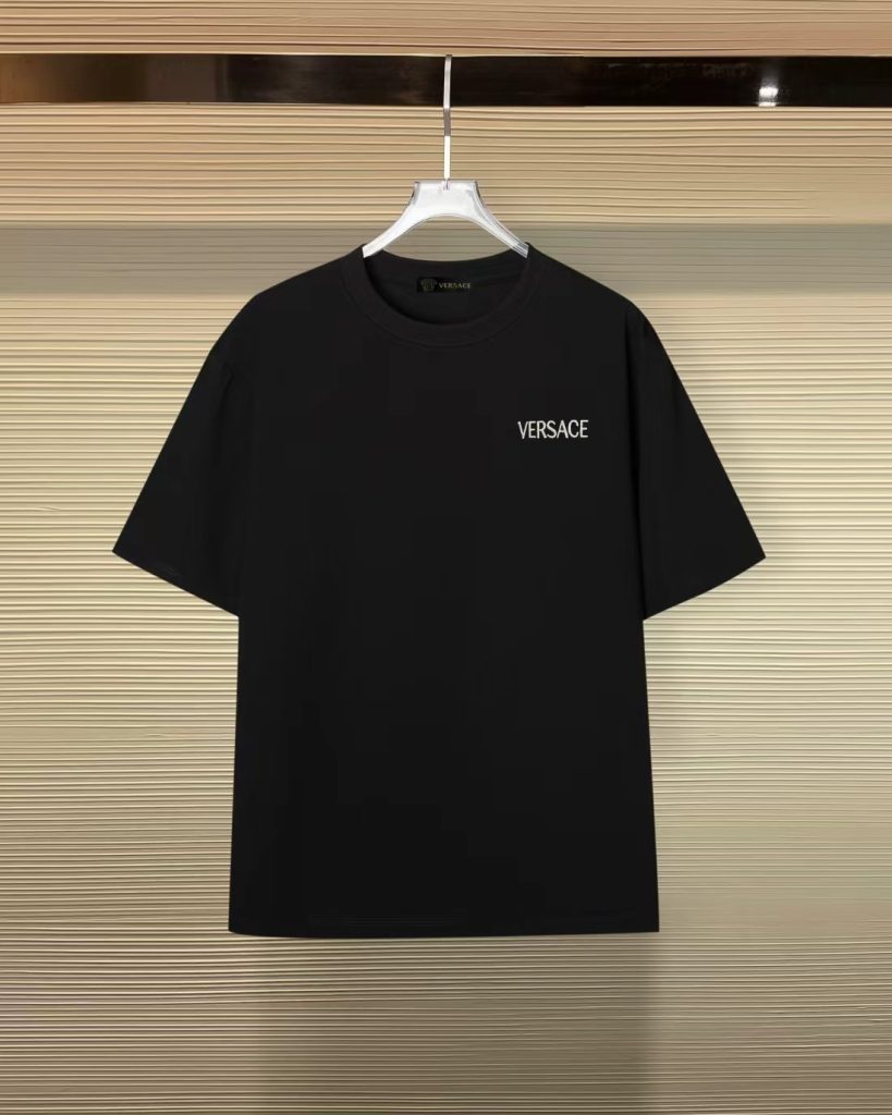 VERSACE ヴェルサーチ 綿100% 半袖Tシャツ ロゴ刺繍 黒｜仕事帰りに使いやすいファッションアイテムを写真で確認