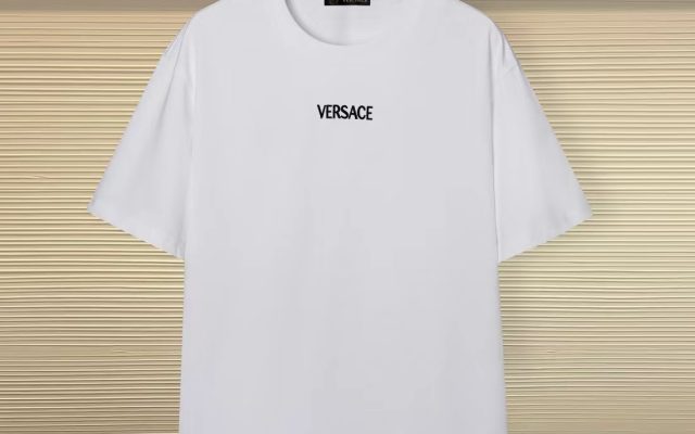 街歩きで使いやすいブランドアイテムのTシャツを写真で確認