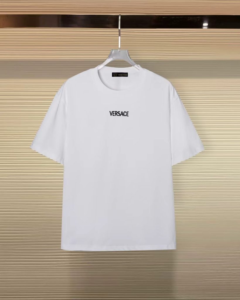 VERSACE ヴェルサーチ 綿100% ロゴ刺繍Tシャツ ホワイト|季節の変わり目で使いやすいファッションアイテムを写真で確認