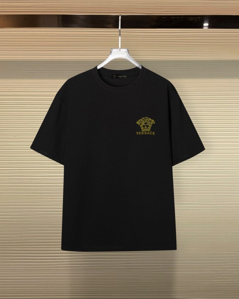 ユニセックス向けTシャツの選び方:黒とサイズ感