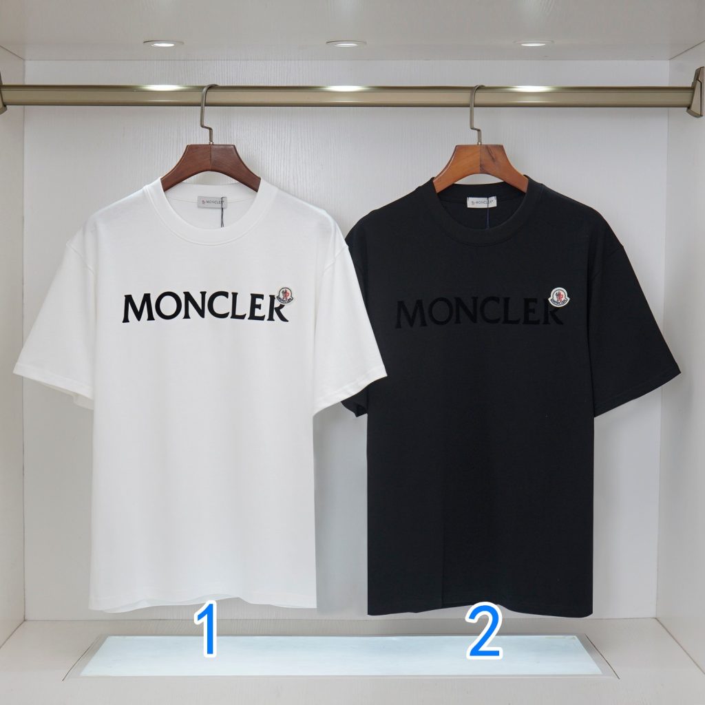 週末の街歩きに合わせるMONCLER半袖シャツ、ブラックとホワイトの見え方を写真で確認