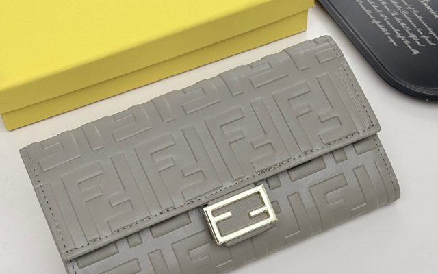 モノグラム系ショルダーバッグを服に合わせるなら見るべき3点