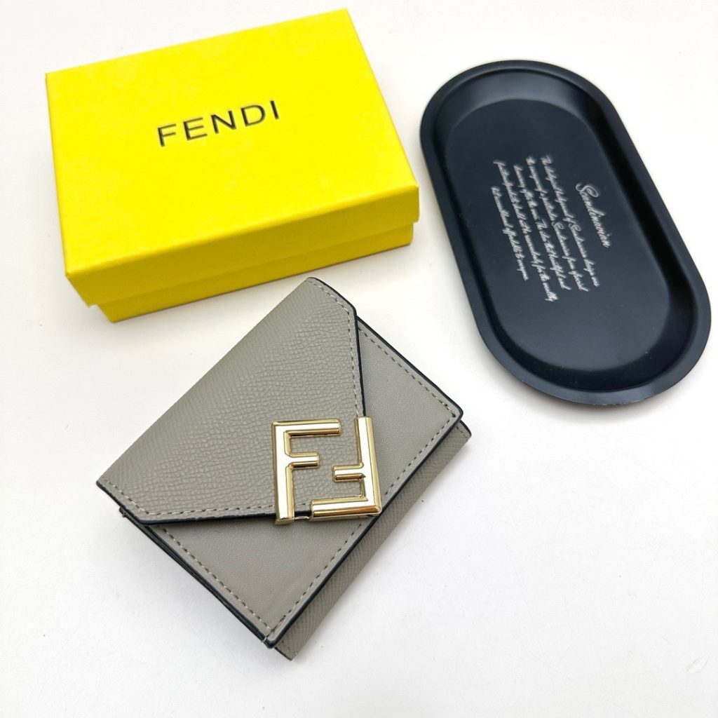 FENDI フェンディ コピー 財布 コインケース ミニ財布 ロゴ チェーン付き ブラウン グレー ブラック - 画像 3