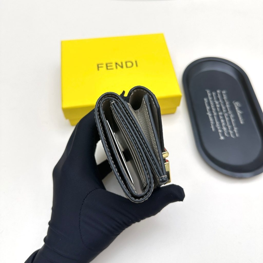 FENDI フェンディ コピー 財布 コインケース ミニ財布 ロゴ チェーン付き ブラウン グレー ブラック - 画像 6