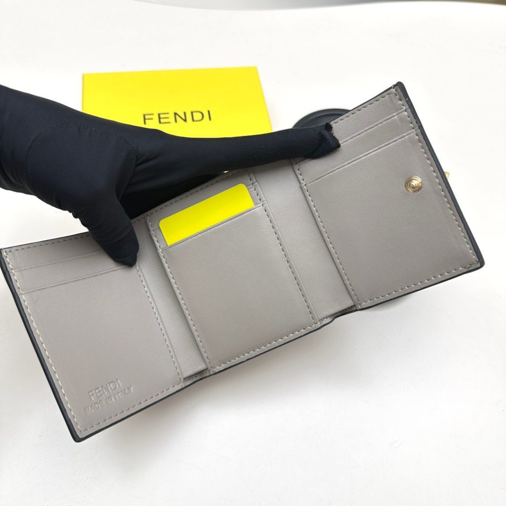 FENDI フェンディ コピー 財布 コインケース ミニ財布 ロゴ チェーン付き ブラウン グレー ブラック - 画像 8