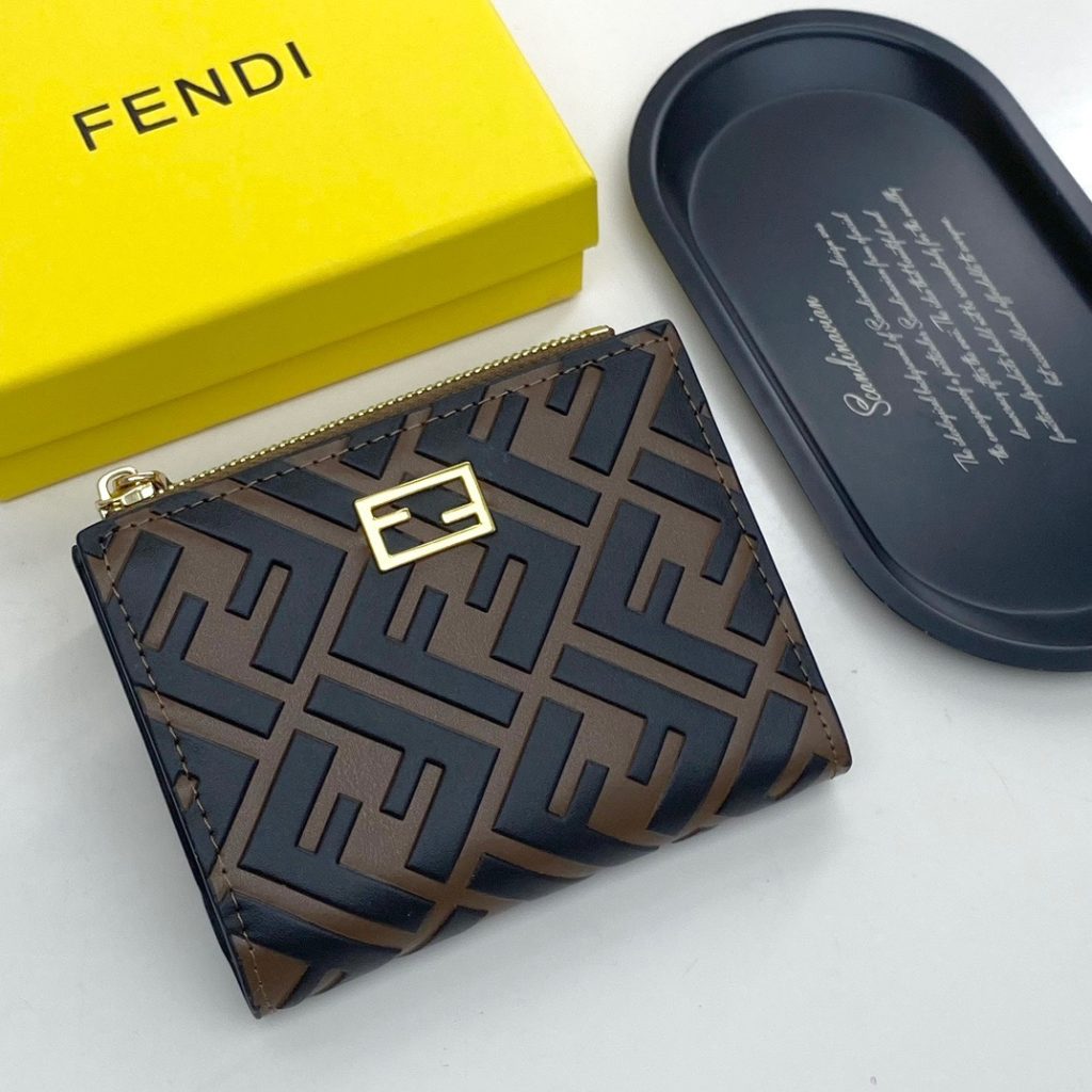 通勤目線で見るFENDIのショルダーバッグの印象