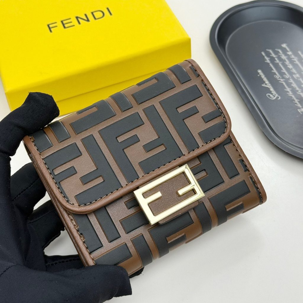 カフェに寄る日に持つなら重さも見たいFENDIの財布