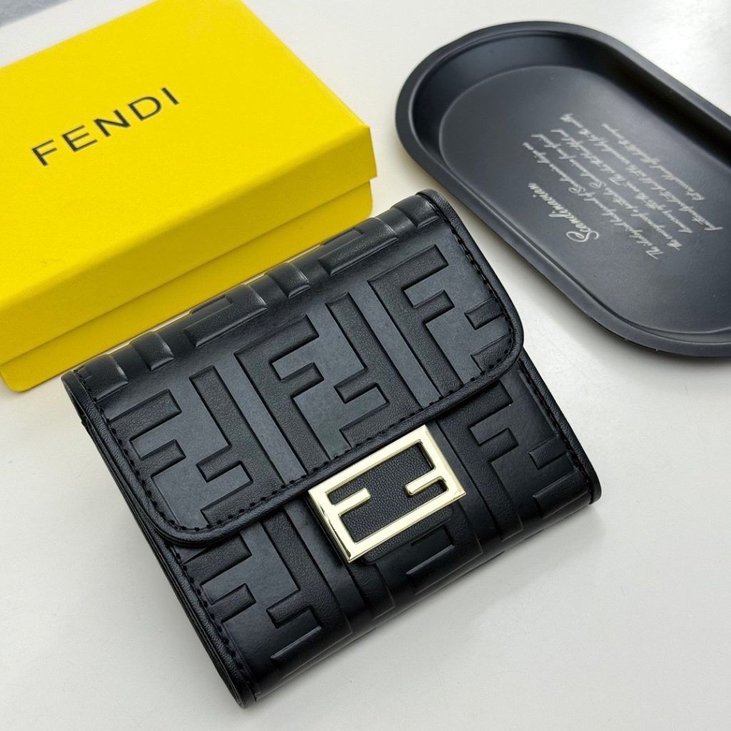 FENDI 財布 ミニ財布 ロゴ柄 チェーン付き ブラック｜旅行に使いやすい財布・小物を写真で確認