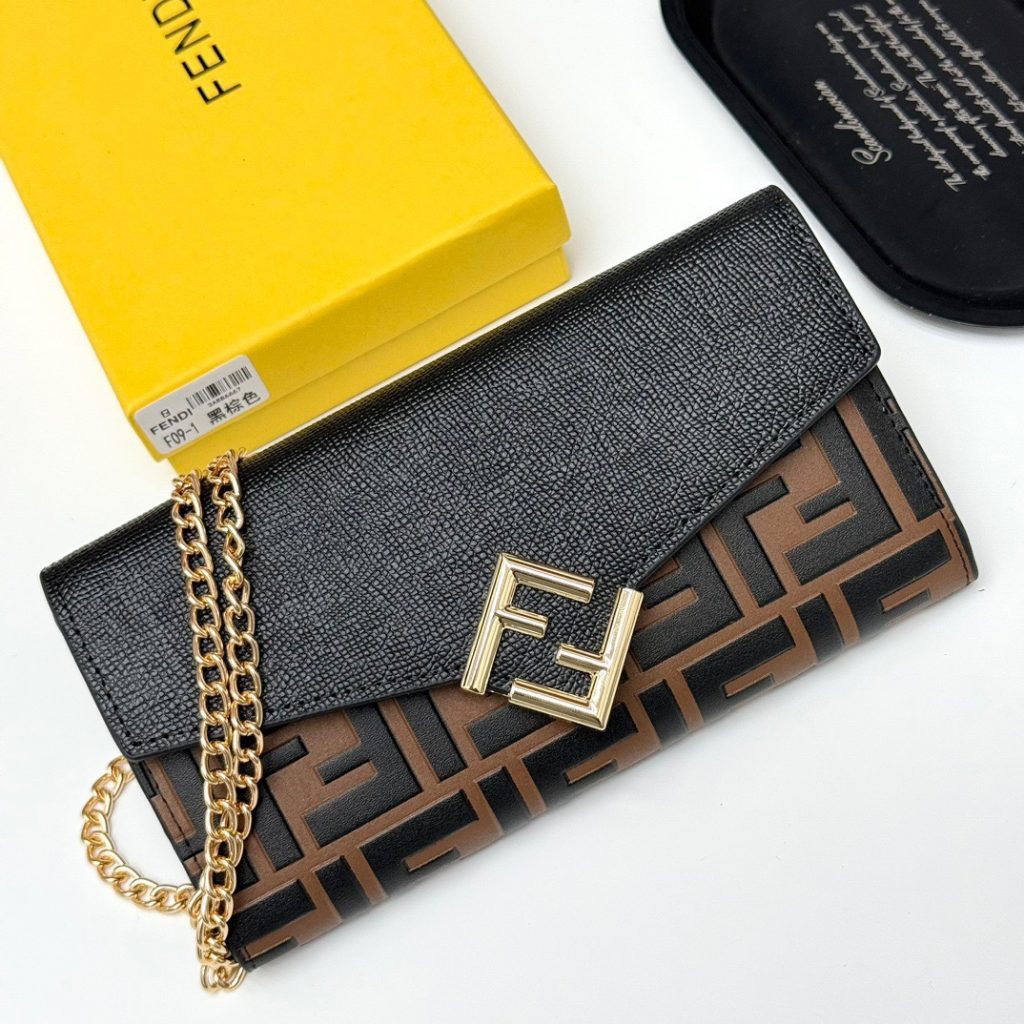 休日で使いやすいFENDIのショルダーバッグを写真で確認