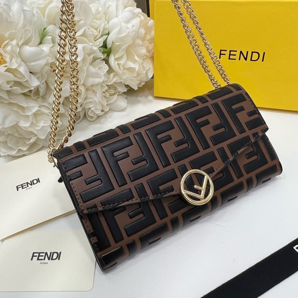 休日で使いやすいFENDIのショルダーバッグを写真で確認