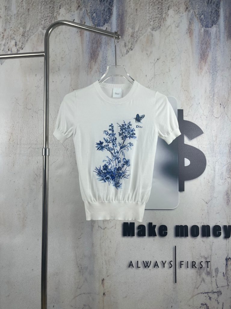 服装選びで迷ったら：Tシャツの価格と使い道