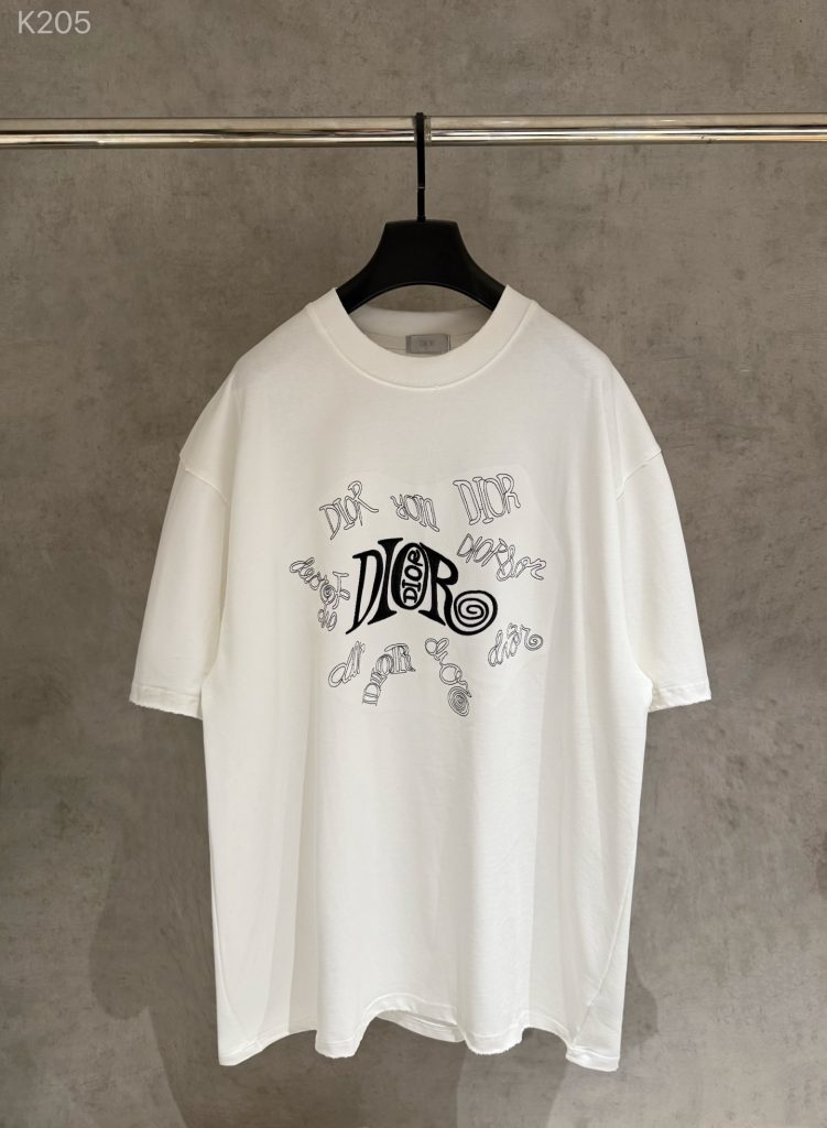街歩き目線で見るDiorのTシャツの印象