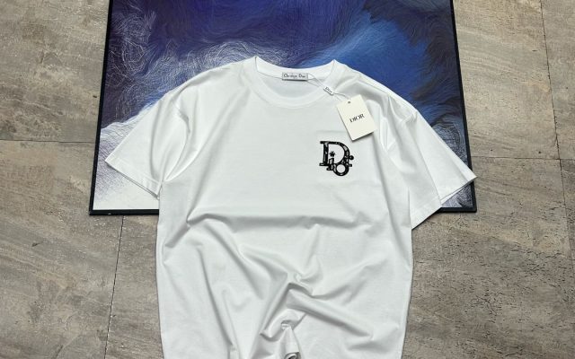 街歩きで使いやすいDiorのTシャツを写真で確認