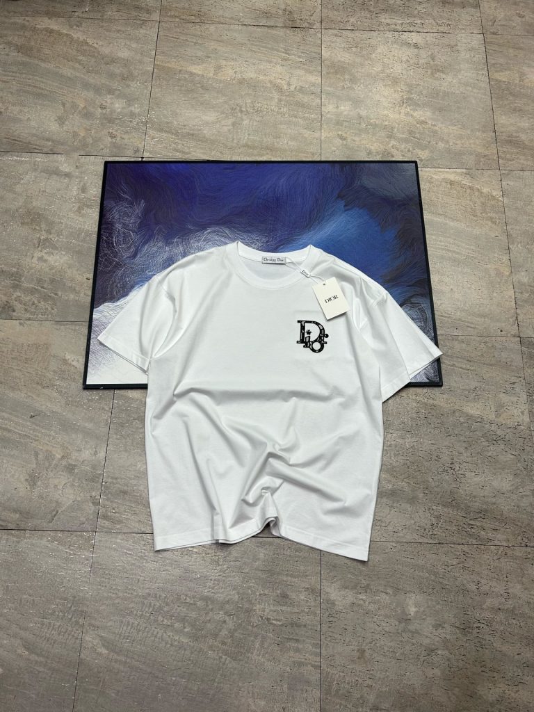 街歩きで使いやすいDiorのTシャツを写真で確認
