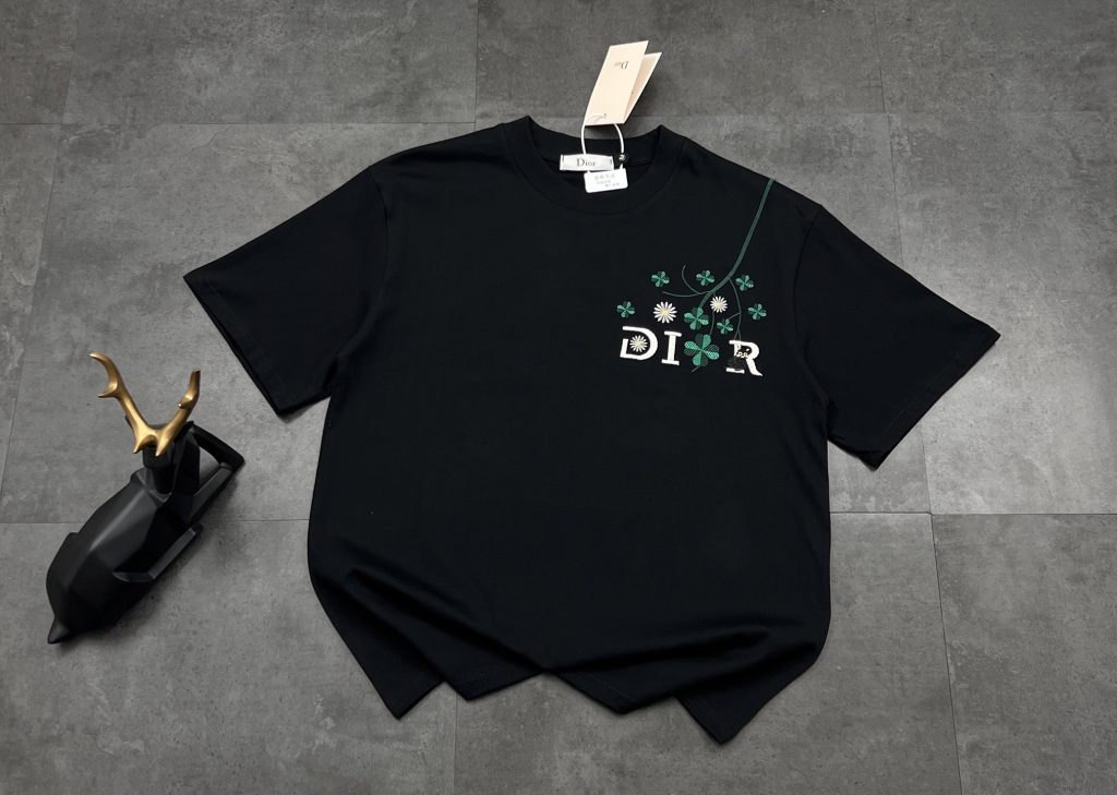 DIOR Tシャツ 四葉草刺繍 ディオール ブランドTシャツ ロゴ ファッションアイテム｜旅行の日に写真で選び方を確認