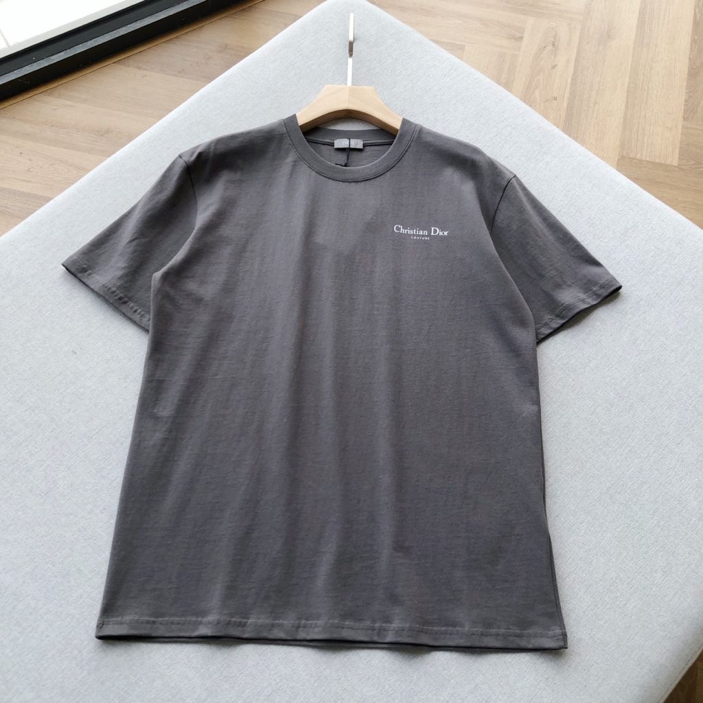 ロゴが映えるTシャツは日常で使いやすいか