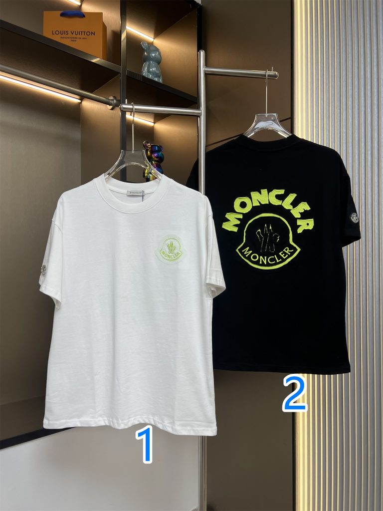 週末の移動で邪魔になりにくいMONCLERのシャツ