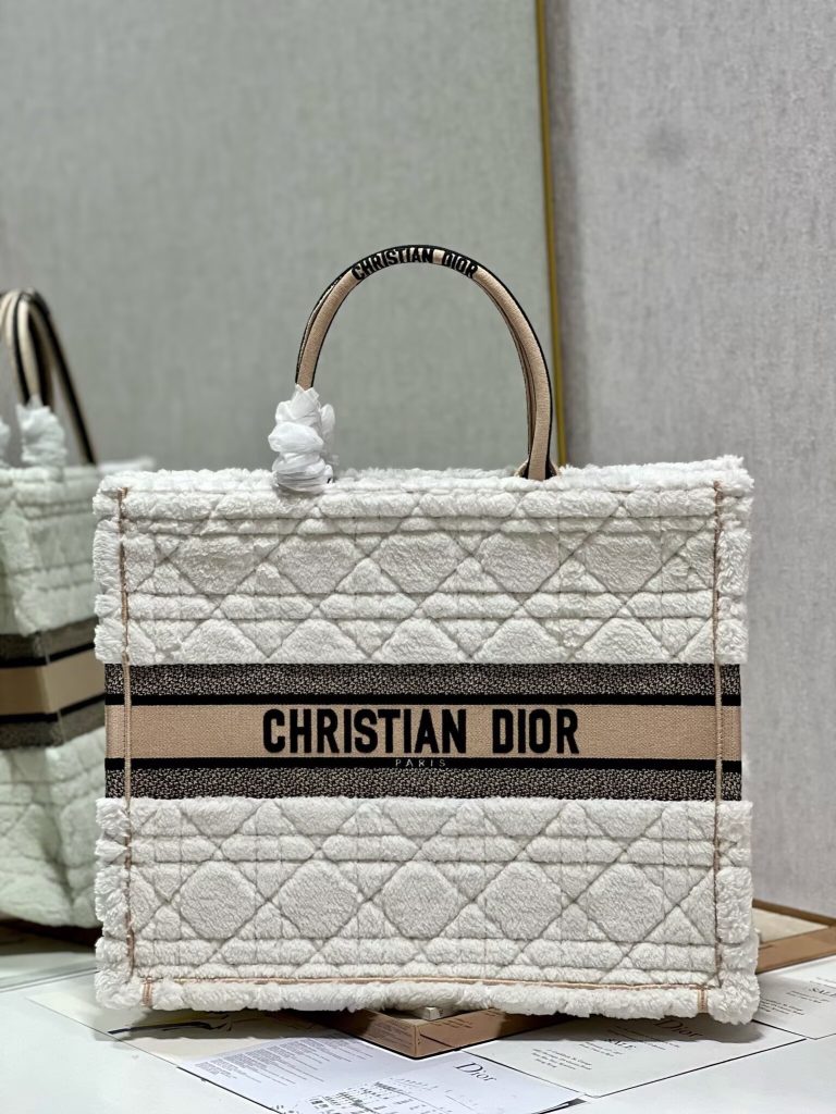 ディオール バッグ Dior 定番 Book Tote|旅行の日に白の印象を写真で確認 - 商品画像 1