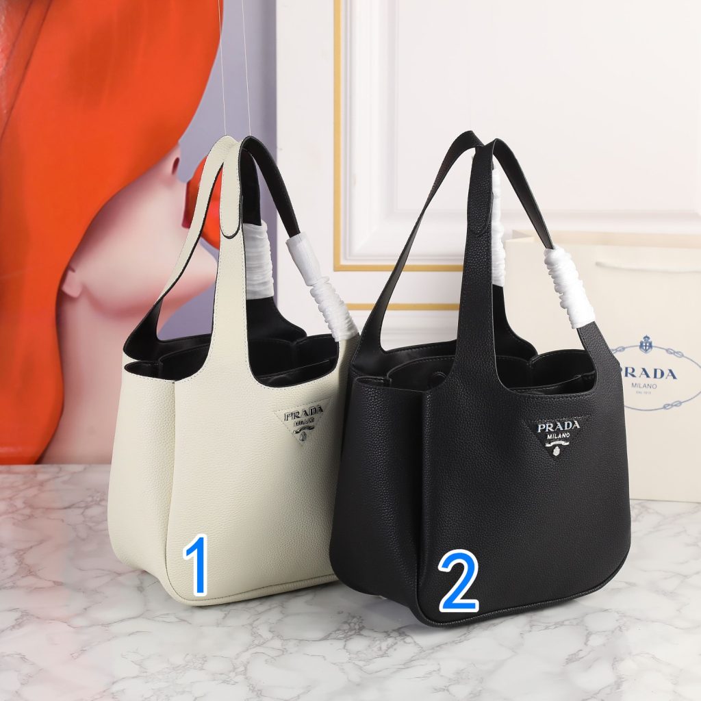PRADA オトナ可愛い ミディアム レザートート プラダ バッグ|カフェに行く日に素材感の見え方を確認 - 商品画像 1