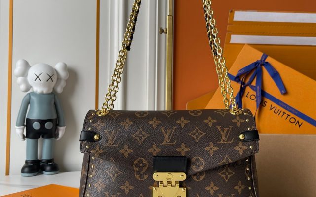 通勤で使いやすいLOUIS VUITTONのハンドバッグを写真で確認