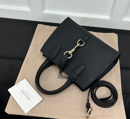 朝の支度で使うGUCCIのバッグは収納が気になる
