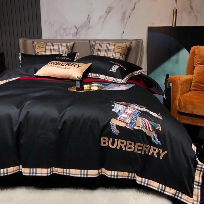 夜の外出に使いやすいBurberryのブランド小物を探す