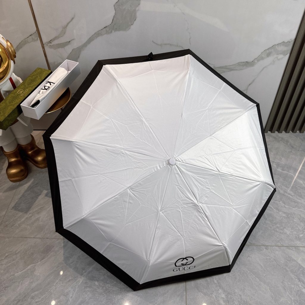 グッチ GUCCI シンプル かさ傘 日傘雨傘 折りたたみ傘 ブランド小物｜仕事帰りに使いやすさを写真で整理