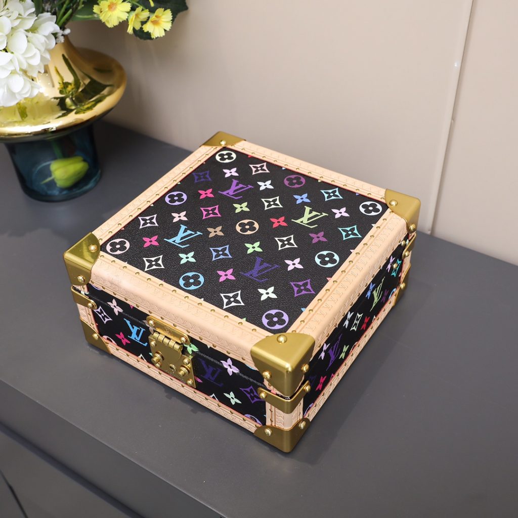 LOUIS VUITTON ルイヴィトン ハードケース ジュエリーケース 財布・小物｜仕事帰りに使いやすさを写真で整理