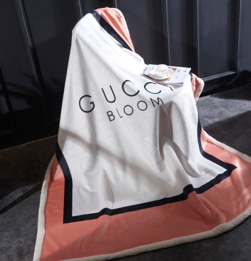 雨の日に持つなら雨の日の扱いやすさも見たいGUCCIのブランド小物