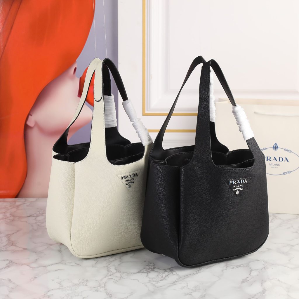 PRADA ミディアムレザートートの魅力｜ブラック＆ホワイトで叶える大人可愛いスタイル