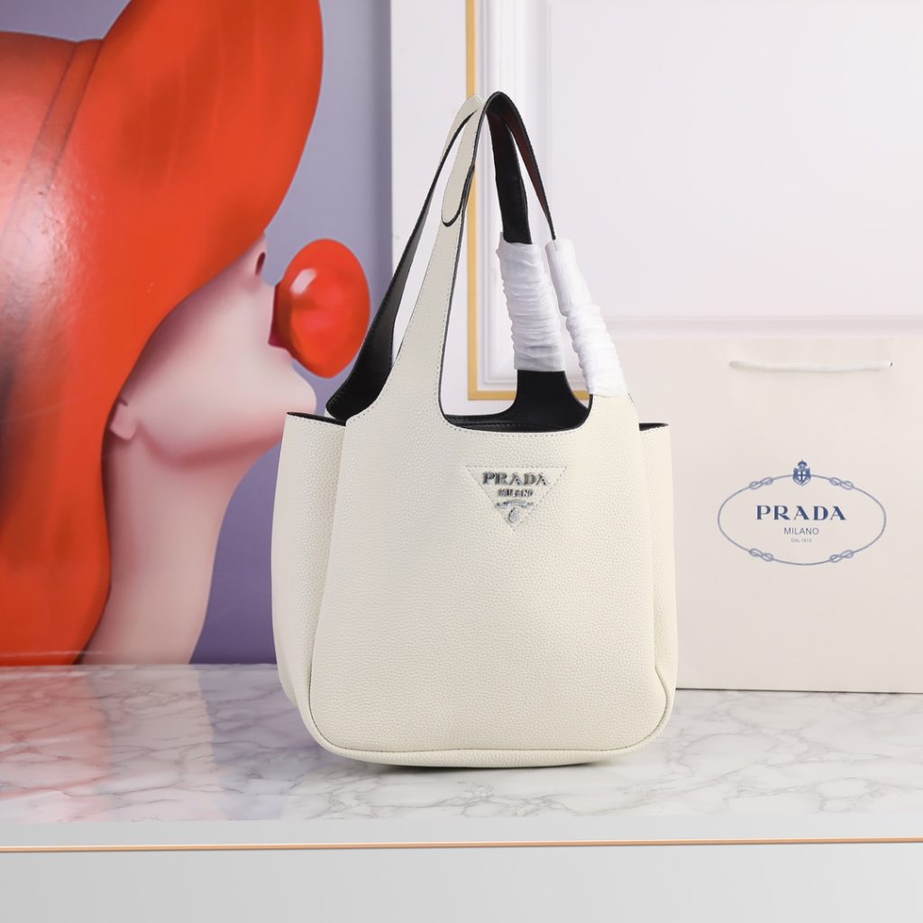 PRADA　オトナ可愛い✩　ミディアム レザートート　プラダ　トートバッグ　ブラック/ホワイト　2色 - 画像 3