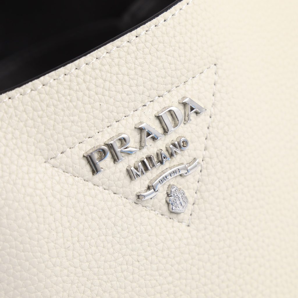 PRADA　オトナ可愛い✩　ミディアム レザートート　プラダ　トートバッグ　ブラック/ホワイト　2色 - 画像 4