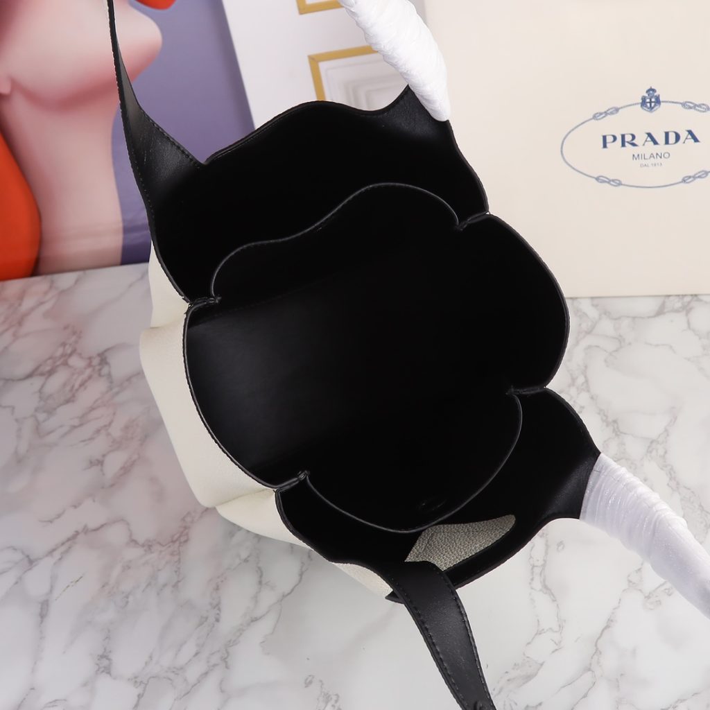 PRADA　オトナ可愛い✩　ミディアム レザートート　プラダ　トートバッグ　ブラック/ホワイト　2色 - 画像 7
