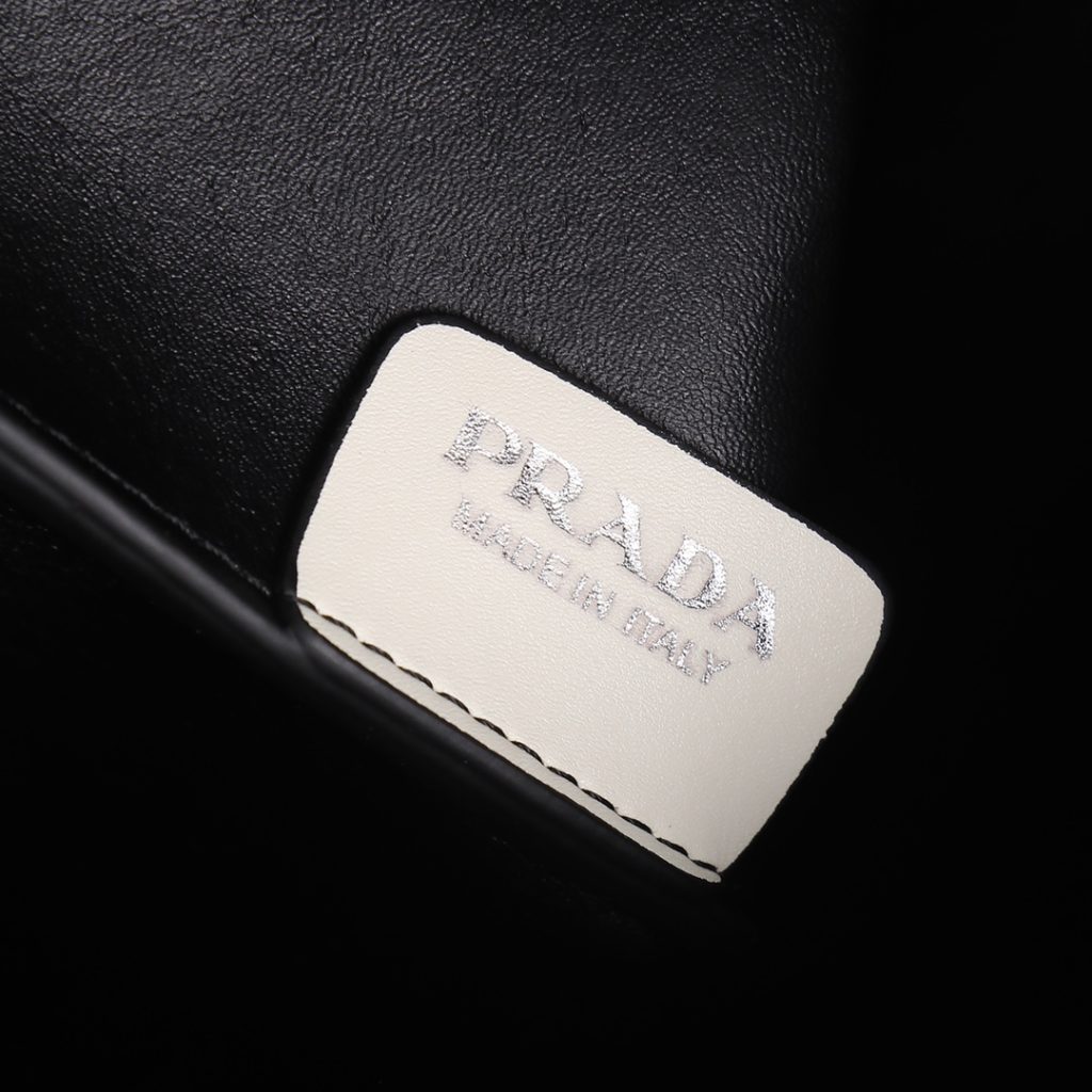 PRADA　オトナ可愛い✩　ミディアム レザートート　プラダ　トートバッグ　ブラック/ホワイト　2色 - 画像 8