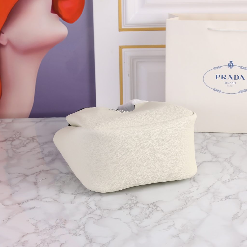 PRADA　オトナ可愛い✩　ミディアム レザートート　プラダ　トートバッグ　ブラック/ホワイト　2色 - 画像 5