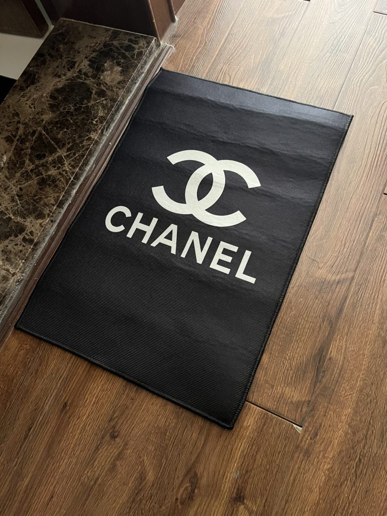 カフェに寄る日の移動で邪魔になりにくいCHANELのブランド小物