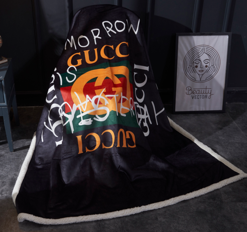 夜の外出の日、GUCCIのブランド小物は角の印象で差が出る