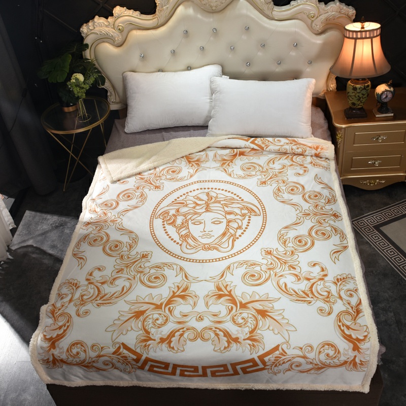 Versace ヴェルサーチ毛布 ダブル/クイーンサイズ あったか毛布 裏起毛 洗える 布団…|毎日に使いやすいライフスタイル小物を写真で…