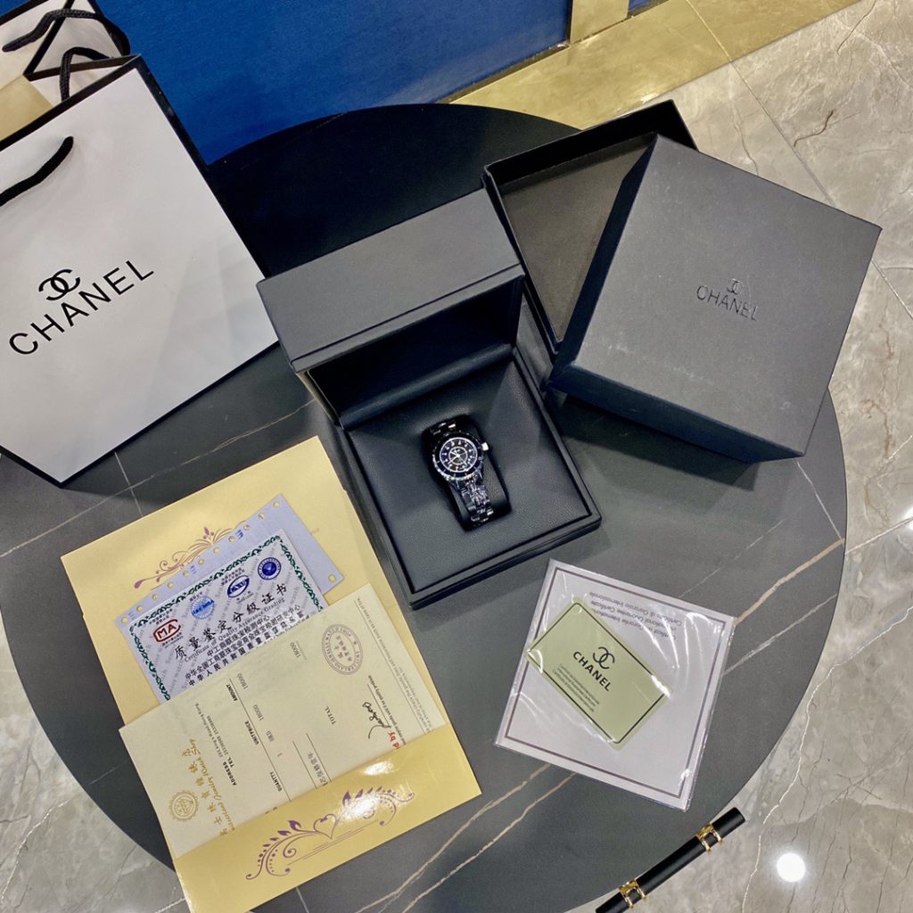 Chanel シャネルCHANEL J12 33mm セラミック レディース腕時計✨ 高級クオーツ✨ 黒の魅力🖤 女性に大人気💎 必携アイテム🎁