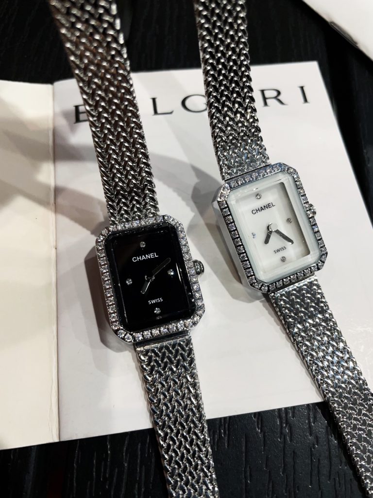 CHANEL シャネル PREMIÈRE 白貝母x黒琺瑯 ブランド小物｜ランチの日に写真で選び方を確認