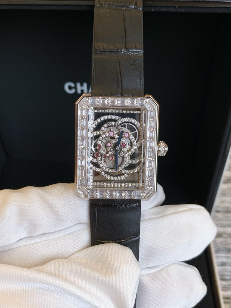 CHANELのブランド小物を選ぶなら、まず職場の服で考える