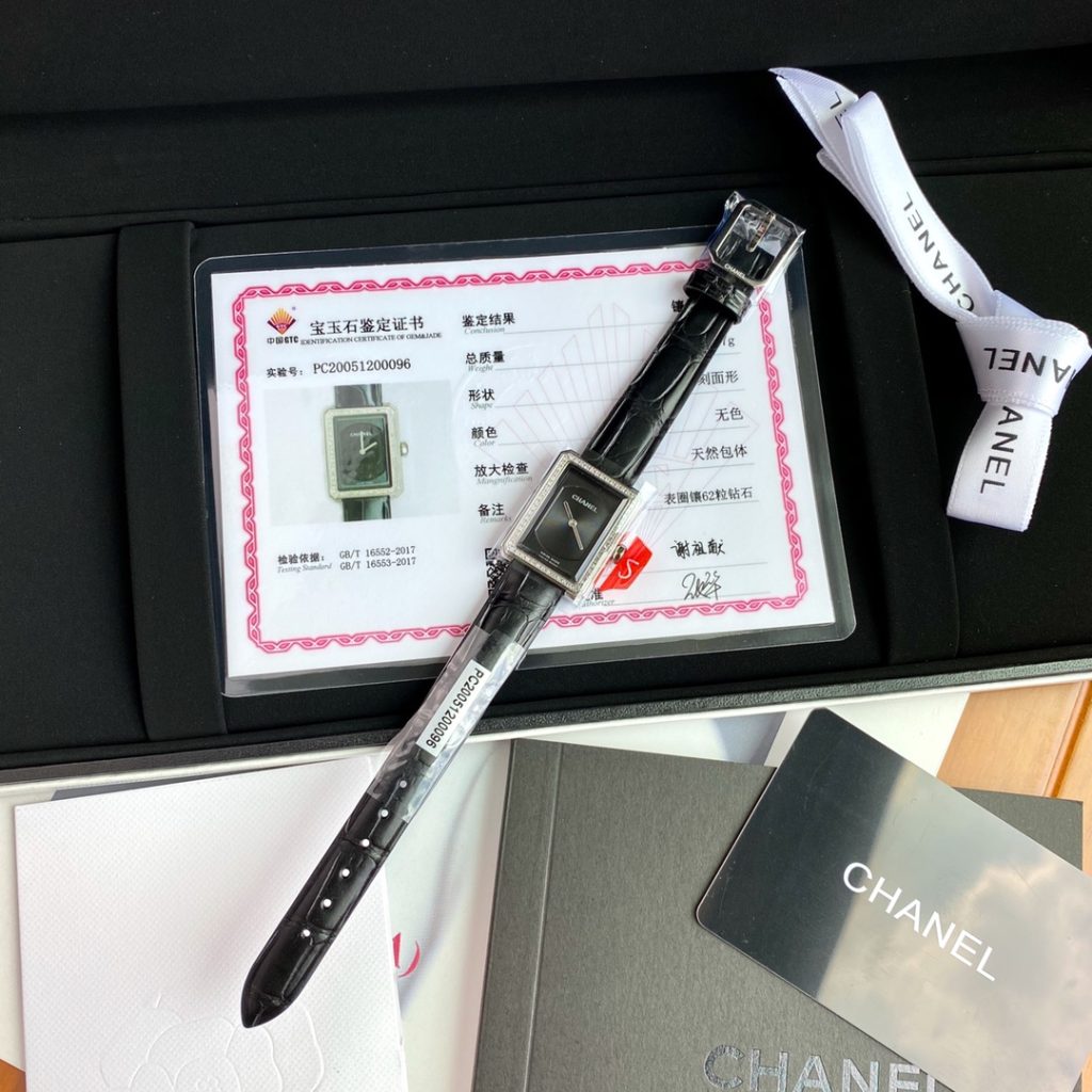 夜の外出の服に合わせるならCHANELのブランド小物は写真の明るさ重視