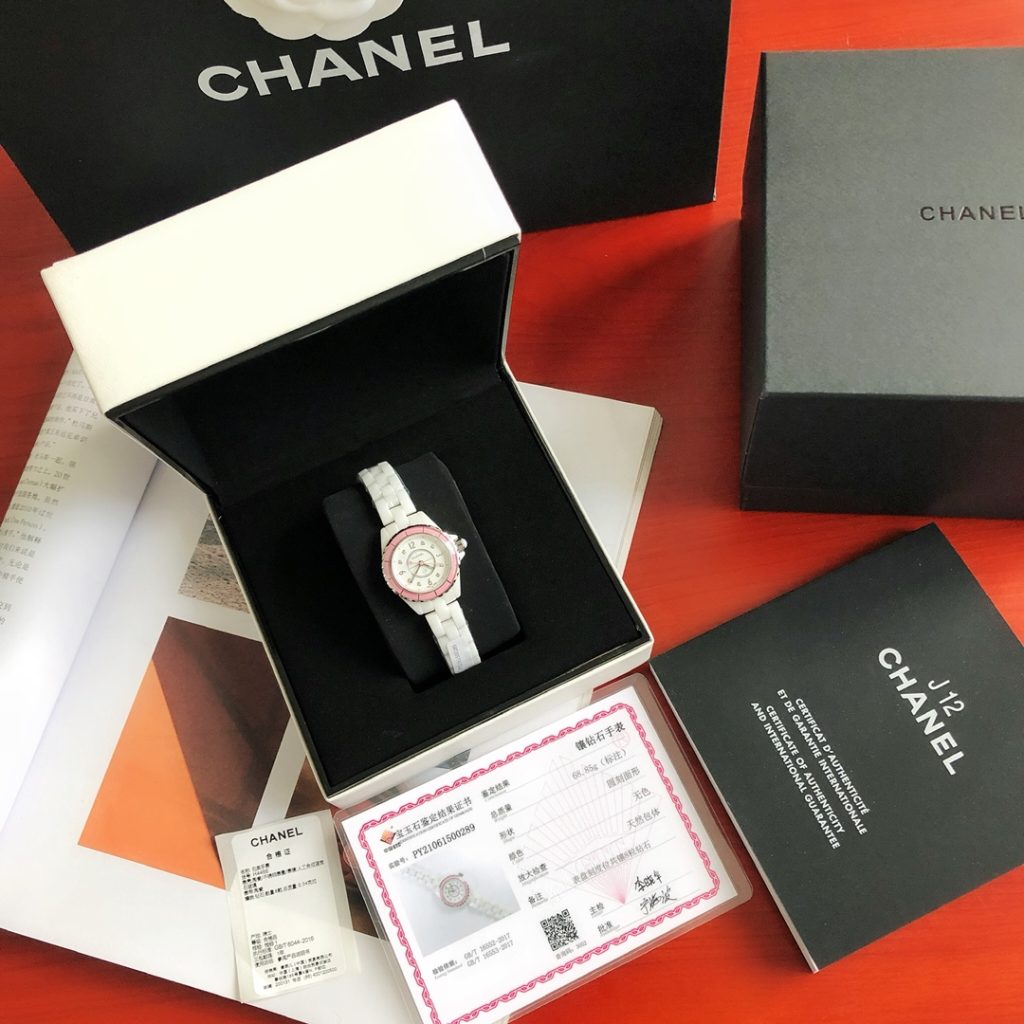 職場に持つなら重さも見たいCHANELのブランド小物