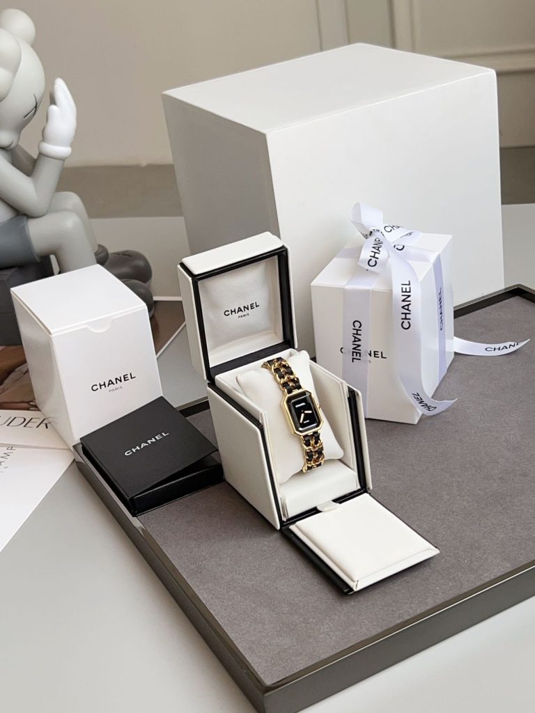 CHANEL シャネル 616 多機能デザインで快適使用 素材 財布・小物｜ギフト選びで予算内で見たいポイント
