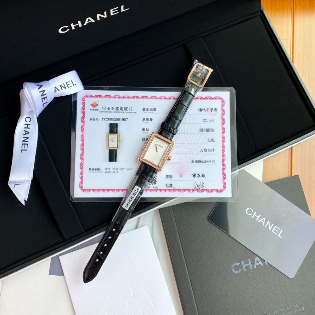 週末で浮きにくいCHANELのブランド小物を見分ける
