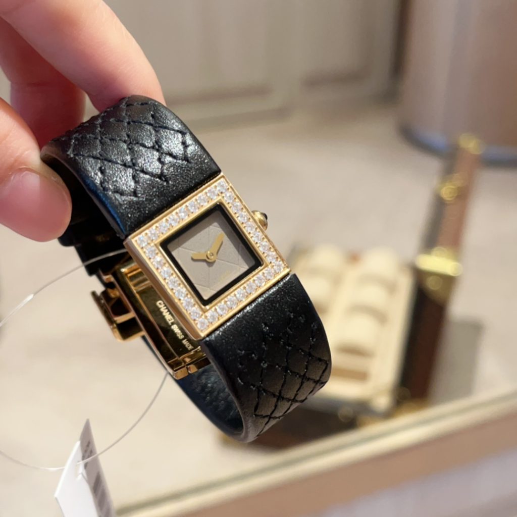 CHANEL シャネル ヴィンテージ 菱目打ち スクエア ウォッチ ブランド小物｜通勤の日に使いやすさを写真で整理