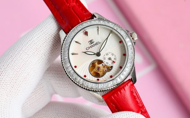 通勤で使いやすいCHANELの腕時計を写真で確認