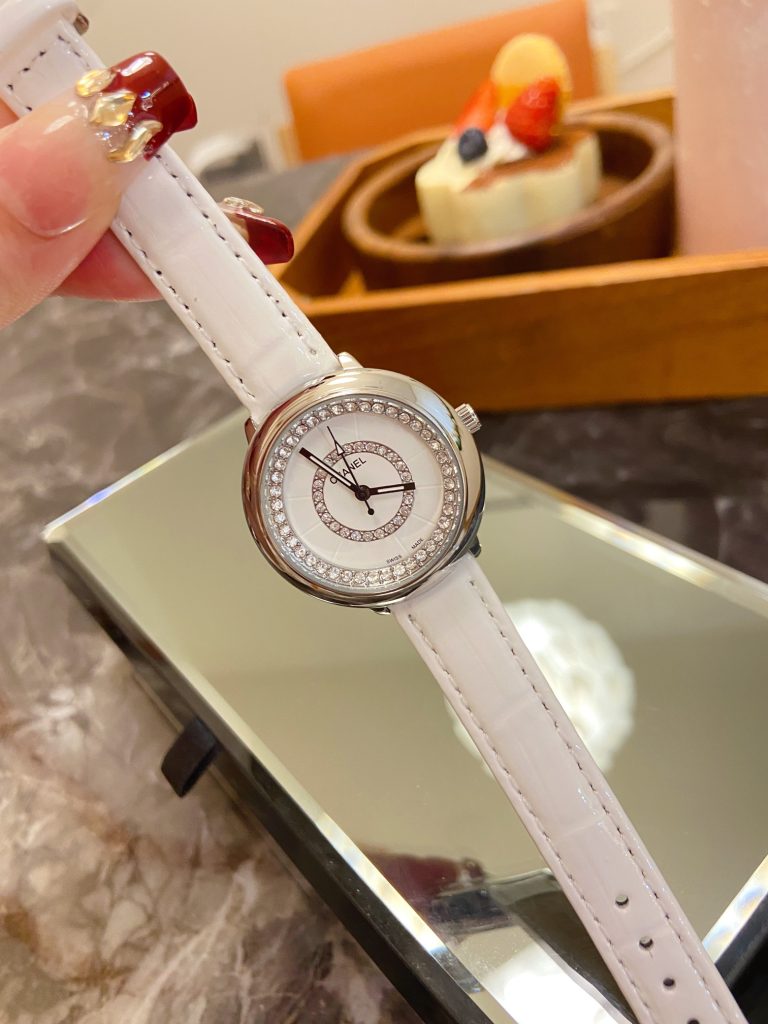 Chanel シャネル✨【CHANEL】レディース腕時計✨ クォーツ式✨ 耐磨耗レンズ🕰️ 多彩カラー展開💖 最新ファッション👒 - 画像 4