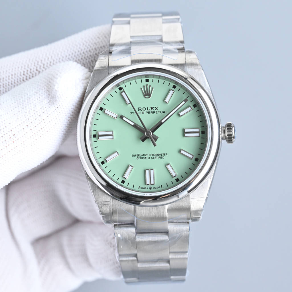 職場の服に合わせるならROLEXの腕時計は写真の明るさ重視